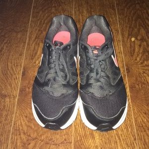 Black nike downshifter 6 shoes.